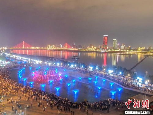 航拍南昌秋水廣場絢麗音樂噴泉表演 圖