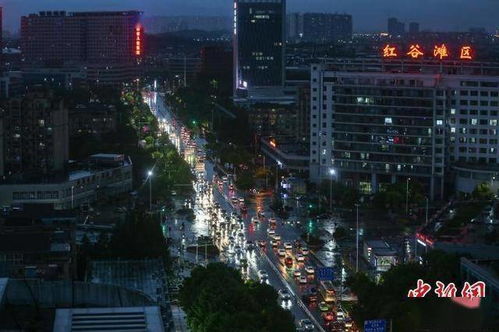 江西南昌迎來強對流天氣 恰逢晚高峰車輛通行緩慢